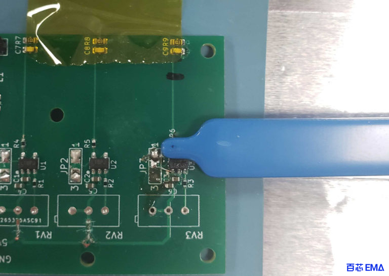 场探针位于驱动 IC 和电阻之间