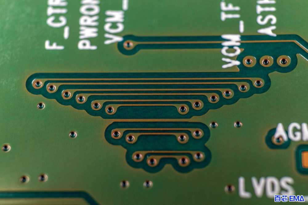 PCB 上的无应力铜迹线和过孔