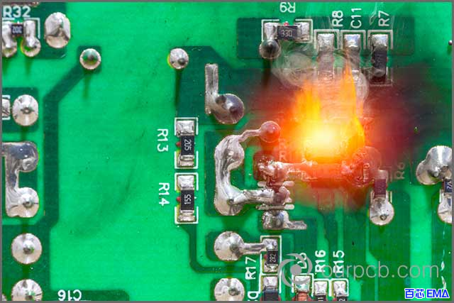 由于短路而烧毁的PCB